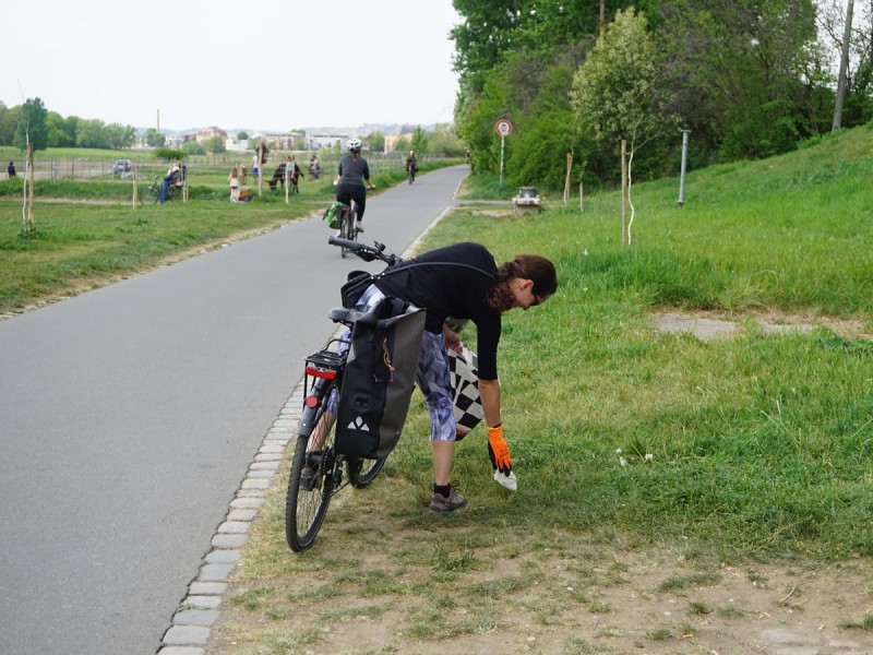 Radfahrer hilft bei Elbwiesenreinigung 