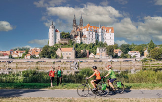 Radreisende am Elberadweg in Dresden