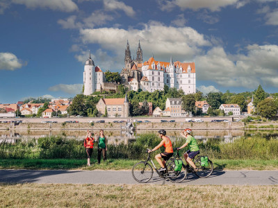 Radreisende am Elberadweg in Meißen
