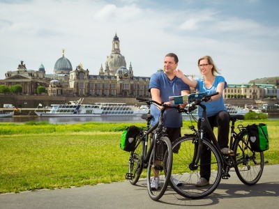 Fahrradfahrer am Elberadweg in Dresden