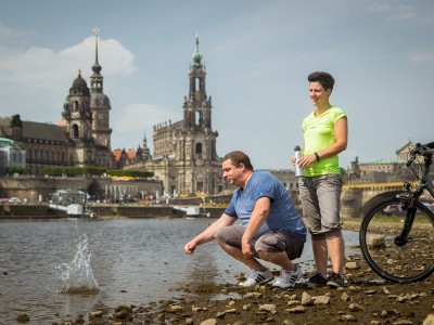 Fahrradpause an der Elbe in Dresden Radfahrer machen Pause an der Elbe in Dresden