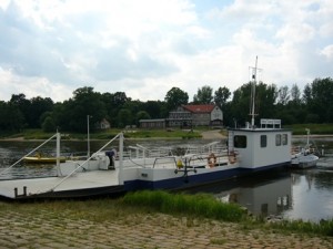 Fährschiff zum Überqueren der Elbe in Coswig (Anhalt)