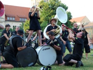 Guggemusikanten während des Leopoldsfests in Dessau am Elberadweg (c) Verein zur Förderung der Stadtkultur Dessau e.V.