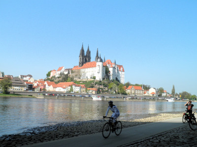Radfahrer in Meißen vor der Albrechtsburg