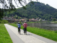 Radreisende am Elberadweg in Königstein