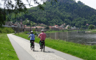 Radreisende am Elberadweg in Königstein