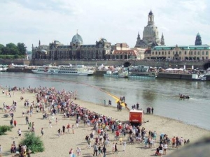 Stadtfest Dresden Entencup am Königsufer (c) AugustusTours