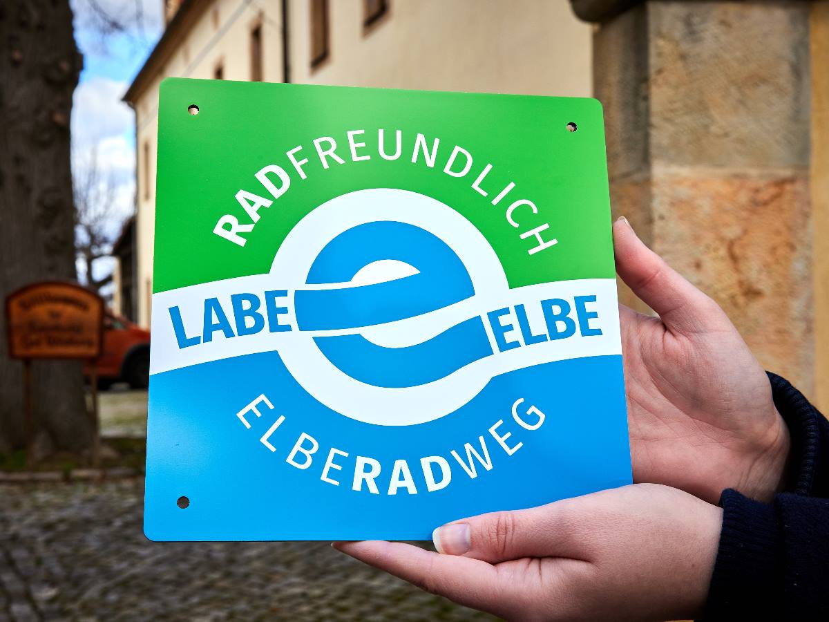 Neue Elberadweg-Plakette für fahrradfreundliche Unterkünfte (c) Marko Förster/Elberadweg